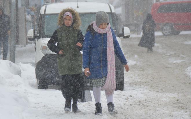 Okullar tatil olmaya balad : Erzincan, Ar ve Van'da il genelinde tm okullar tatil edilirken, Diyarbakr, Siirt, Bingl, rnak ve Tunceli'nin ise baz ilelerinde kar tatili karar kt. Balkanlar zerinden gelen yeni bir souk hava dalgas ve kar ya ise Edirne'den giri yapt.