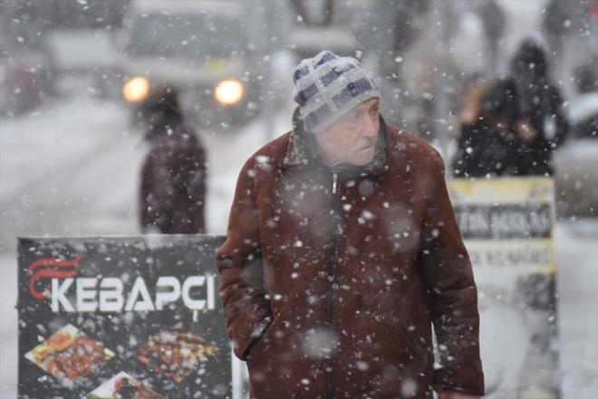 stanbul'da kar ya ne zaman balayacak? : Balkanlar zerinden gelen kar ya Edirne'den giri yapt. Tekirda, Krklareli, anakkale'de kar ya var. Meteoroloji stanbul iin perembe gnne kar vermiti. Ancak yenilenen hava durumu tahminine gre beklenen kar 1 gn sonraya kald. stanbul'da yarn sabaha kar sulu kar ya kentte etkili olmaya balayacak. Etkili kar ya ise stanbul'da cuma gn grlecek. Pazar gnne kadar da kesintisiz devam edecek olan kar ya okullarn haftann son gnnde tatil olmasna sebep olabilir.