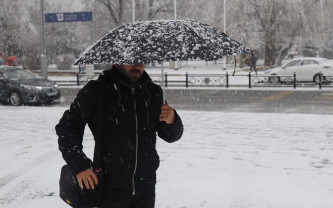 Scaklk 15 derece decek<br>  nce Balkanlar zerinden sonrasnda ise Karadeniz zerinden gelen souk ve kar ya ile birlikte scaklk 10-15 derece decek. Meteoroloji scaklklarn bugnden itibaren nmzdeki haftaya kadar mevsim normallerinin altnda olacan bildirdi.