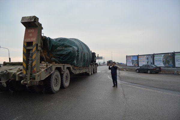 Erdoan'n szlerinin ardndan snr blgesine tank, obs, ZTP ve komando sevkiyatlar hzland.nceki gn yaplan sevkiyatlarn ardndan bugn de blgeye tanklar gnderildi.
