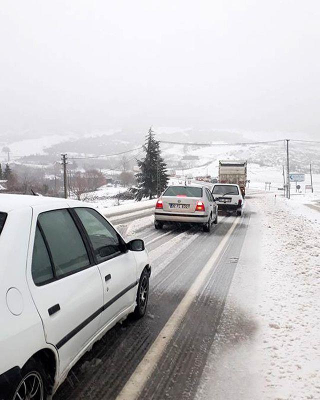 Dier yandan Eirdir-Gelendost yolunda kar ya kazaya neden oldu. Polis ve jandarma ekipleri, geilere kontroll izin verirken, k lastii ve zinciri olmayan srclere gei izni verilmedi. Karayollar ekipleri tarafndan yolda kar temizleme almalar balatld.
