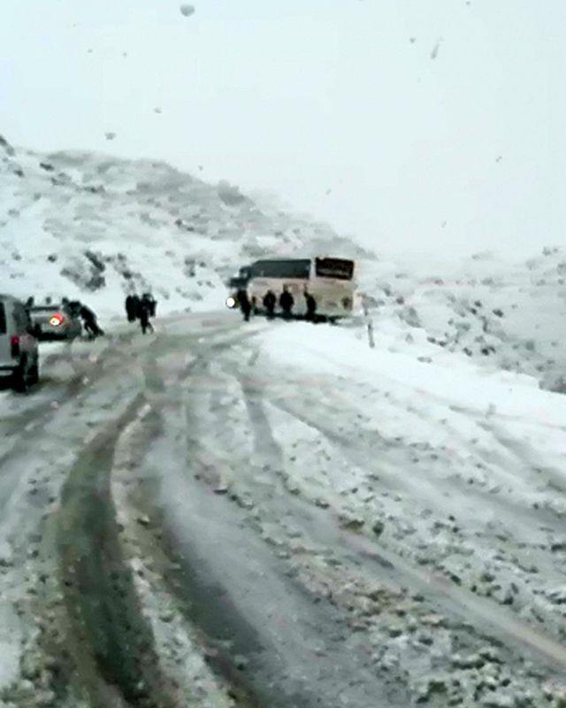 Yalva'a bal Yaclar mevkisinde de yolcu otobs, zeminin kaygan olmas nedeniyle srcnn kontrolnden kt.