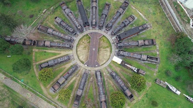 Aralarnda dnyada iki adet kald belirtilen odun kazanl buharl lokomotifin de bulunduu asrlk kara trenlerin sergilendii TCDD amlk Buharl Lokomotif Mzesi, ylda 15 bin yerli ve yabanc turisti arlyor.