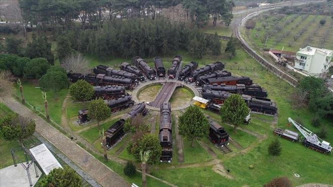 Yksek hzl trenlerin konforuna alan ziyaretiler, burada "kara tren"leri grebilmenin mutluluunu yayor.    zellikle hafta sonlarnda yerli ve yabanc turistlerin ilgi gsterdii, zel bir irket tarafndan iletilen mzede, ziyaretiler alandaki restoranda kahvalt ve yemek imkan da buluyor.    Mzenin sorumluluunu yrten zmir Mze ve Sanat Galerisi Mdr inasi Duman, 1887 model ngiliz yapm lokomotifin Trkiye'deki en eski 2'nci lokomotif olma zelliini tadn syledi.