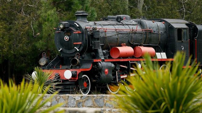 Alann restoranyla da ilgi grdne dikkati eken Duman, "Buras hem mze hem de kafesiyle bir mesire alan gibi kullanlyor. nsanlar zellikle hafta sonlar buraya ilgi gsteriyor, tm gnlerini burada geirebiliyorlar. Mze iletmecisi tur irketleriyle anlamal olduu iin buraya yabanclar da geliyor" diye konutu.    Ziyaretilerden Fatma Katranc da ehrin stresinden uzakta rahat bir gn geirmek iin mzeye geldiklerini anlatt.    Mzede kara trenleri grme imkan bulduklarn aktaran Katranc, "ok gzel bir yer, lokomotifler arasnda adeta tarihi yolculuk yaptk. Kahvalts da ok gzel, herkese tavsiye ederim" ifadelerini kulland.