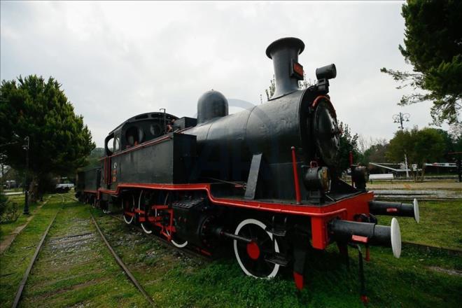 zmir'den gelen Melih Bat ise ailece frsat bulduka hafta sonlar buraya geldiklerini dile getirdi.    Mzenin bulunduu alann havas, yeillii ve tarihi dokusuyla ok farkl bir yer olduuna iaret eden Bat, "Lokomotifler ilgimizi ekiyor, bizi gemie alp gtryor. Emei geenlere teekkr ederiz" dedi.