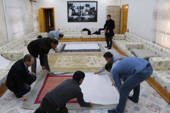 "Padiahm ok yaa" yazs ilenmi<br>    ki adet sancak eserde &#8216;Padiahm ok yaa&#8217; yazs ilenmitir. Bu nedenle, Osmanl sultan veya paalarnn da Surre alay trenlerine katlm olabilecei sylenebilir. Ay-yldz motifleri, sancaklara ilenen en youn desenlerdir.