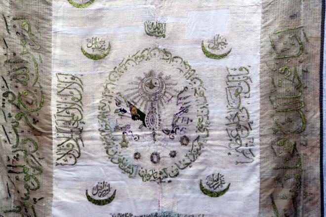 Gm ve altn ilemeli sancaklar<br>    Sancaklarn ounluunun gm ve altn ipliklerle ilendiini de dile getiren arkeolog Selman Kardelik, &#8220;Bu sancaklarn ou ipek kumatan yaplm sancaklarn zerinde arlkl olarak gm ve altn tela veya sim ipliklerle &#8216;Fetih&#8217; suresindeki ayetler ilenmitir. Eserler zerine ilenen Fetih ile ilgili ayetler, sancaklarn haclar uurlamak iin dzenlenen Surre alaylarnda kullanldn gstermektedir. Ayrca Trk-slam dnyasnda fetih ve gaza lksnn nemini vurgulamaktadr.