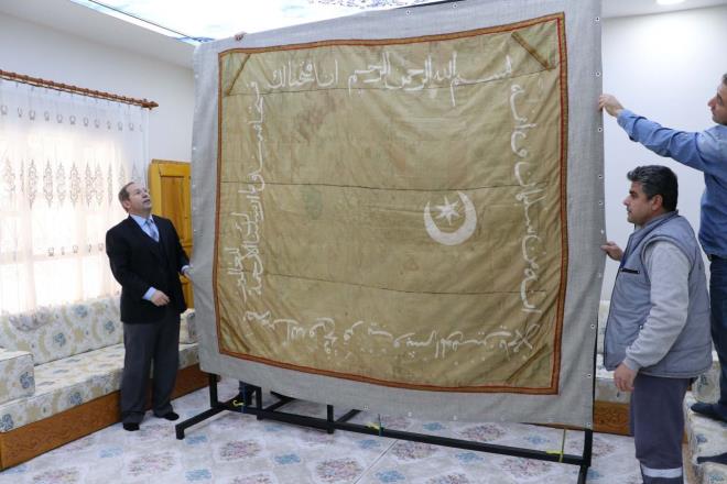 Acil eylem plan hazrland    <br>Konya Mevlana Mzesi ile stanbul Deniz Mzesi'nden sonra belki de Trkiye&#8217;nin en zengin koleksiyonlarndan birine sahip olabilecek sancak eserlerin hasar boyutu gz nnde bulundurularak acil bir eylem plan hazrland. Eserlerin konservasyonunun ilk aamasnda, fiziksel, kimyasal ve biyolojik etkenlerle bir nevi ar hasta durumuna den eserlere mdahalenin bilimsel teknik ve metotlar belirlendi.