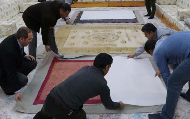anlurfa&#8217;nn simgesi olan Balklgl platosunda bulunan Dergah Camii'ndeki Hz. brahim Peygamberin doduuna inanlan maarada, Osmanl dnemine ait 17- 18 ve 19'uncu yzyllara ait ypranm ve paralanm 13 sancak bulundu.