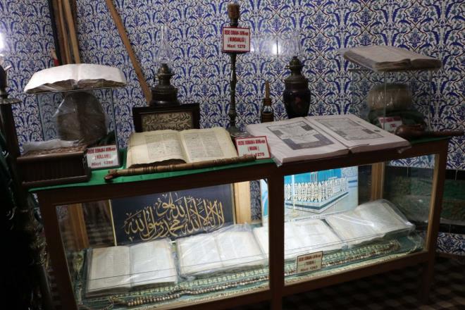 ok yaknda sergilenecekler<br>    kinci aamada eserler, mikroorganizmalardan arndrld ve doal bitkisel zl temizleyicilerle temizlendi. nc aamada ise, eserlerde kullanlacak destek kumalar ile ipliklerin seimi yapld. Kullanlan yeni tm elerin geri dntrlebilir ve eser hasarnn minimum seviyeye indirgenmesine yardmc olacak malzemeler kullanld. Eserlerin hassasiyeti nedeniyle konservasyon ii, uluslararas apta almalar yapm, daha nce bu alanda i deneyimleri olan duayen bir firmaya ihale edildi. Her trl risklere kar sigortalanan eserler, stanbul&#8217;da 12 ay ierisinde konservasyonlar salkl bir ekilde tamamlanarak yuvasna getirildi. imdi ayn klliye ierisinde modern bir tehir tanzim ile sergilenmesi planlanmaktayz.&#8221;