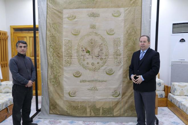 Yl sren almayla onarlarak teslim edildi<br>    Sancaklar, yaklak bir yl sren almann ardndan onarlarak, koruma altna alnd. Osmanl dneminde hac uurlama trenlerinde kullanld renilen 13 sancak, altn ve gm iplik dokumasyla konservasyon yaplarak, anlurfa Vakflar Blge Mdrl'ne teslim edildi.