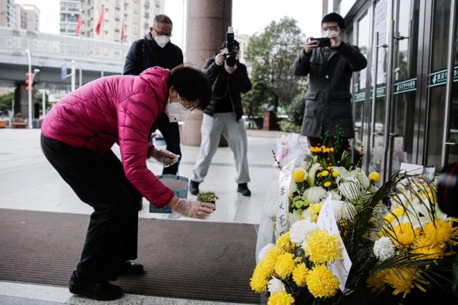 Pekin&#8217;de maske takmayana gzalt geliyor <br>    Bu arada, Pekin Belediyesi&#8217;nden yaplan aklamada otel, restoran, spermarket, elence alanlar, toplu tama ve benzeri yerlerde maske taklmas gerektii bildirildi.      Maske takmay reddeden kiilere nce gerekli uyarlarn yaplaca belirtilen aklamada, kii bu tutumunu srdrrse gzaltna alnabilecei vurguland.