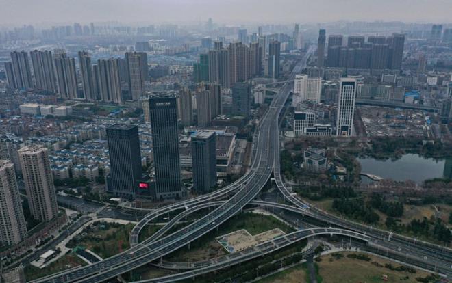 in&#8217;de her geen gn etkisini artran yeni tip koronavirs (2019-nCoV) salgnnda Ulusal Salk Komisyonu&#8217;ndan (NHC) yaplan aklamaya gre, can kayb 637&#8217;ye, virsten etkilenen says 31 bin 161&#8217;e ykseldi. Vuhan kentinde vatandalar, maske takarak gnlk hayatna devam ediyor.