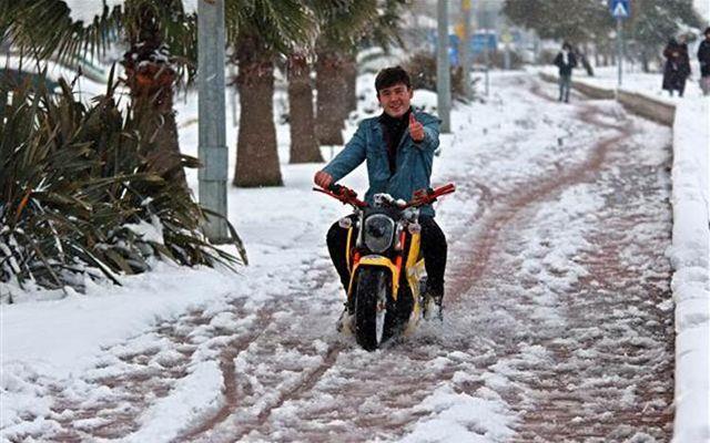 Dzce  <br>  Dzce Valiliinden yaplan aklamada ise "Youn kar ya, buzlanma ve don olaylarnn ulamda aksamalara neden olabilecei gz nnde bulundurularak, 10 ubat Pazartesi gn, merkez ile ve tm ilelerimizdeki okul ncesi, ilk, orta ve liselerde eitim ve retime bir gn sreyle ara verilmitir." ifadesine yer verildi.