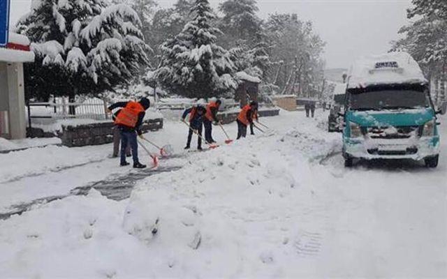 Artvin<br>    Artvin Valiliinden yaplan yazl aklamada da youn kar ya ve olumsuz hava koullar nedeniyle 10 ubat Pazartesi gn, il genelindeki ilk ve orta dereceli okullar, zel eitim ve rehabilitasyon merkezleri ile halk eitim merkezlerinde eitim retime ara verildii belirtildi.
