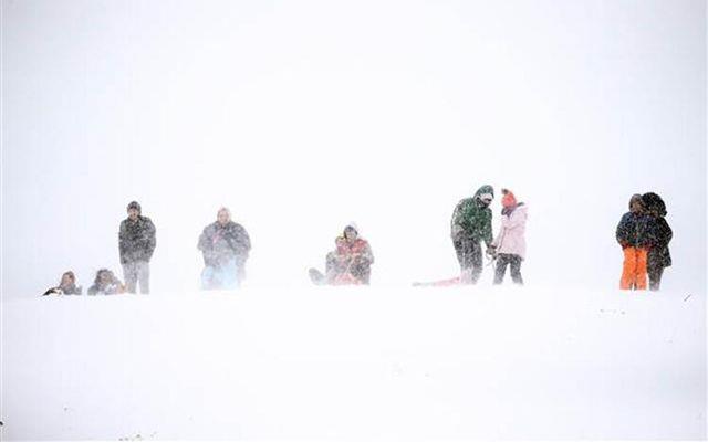 Trabzon<br>    Trabzon Valiliinden yaplan aklamada, youn kar nedeniyle 10 ve11 ubat'ta il genelinde ilk ve orta dereceli okullar, zel eitim ve rehabilitasyon merkezleri ile halk eitim merkezlerinde eitim retime ara verildii belirtildi.    Aklamada, engelli ve hamile kamu personelinin de idari izinli saylaca kaydedildi.