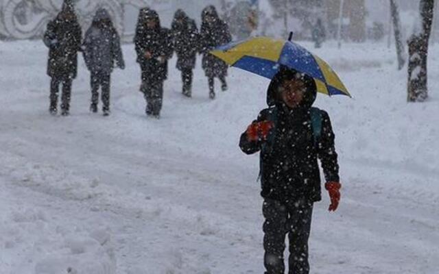Nevehir  <br>  Nevehir Valiliinden yaplan yazl aklamada, Meteoroloji Mdrlnn hava tahmin raporlarnda bildirilen meteorolojik veriler dorultusunda, 10 ubat Pazartesi gn oluacak kuvvetli buzlanma, don olay ve youn sisin ulam olumsuz etkileyecei deerlendirildiinden, il genelinde Milli Eitim Bakanlna bal her tr ve derecedeki resmi, zel, rgn ve yaygn eitim kurumlarnn, zel eitim ve rehabilitasyon merkezlerinin, zel eitim kurslarnn tatil edilmesine karar verildii bildirildi.     Aklamada, kamu kurum ve kurulularnda alan personelden hamile, engelli ve kronik ar hastal olanlarn da bir gn sreyle idari izinli saylaca kaydedildi.