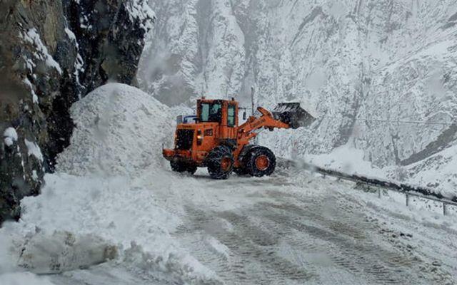 Siirt   <br>  Siirt Valiliinden yaplan aklamada, il genelinde kar ya ve olumsuz hava koullarnn devam ettii belirtildi.    Ya nedeniyle il genelinde okullarn 10 ubat Pazartesi tatil edildii bildirildi.    te yandan ayn gn kamu kurum ve kurulularnda alan hamile ve engelliler de idari izinli saylacak.