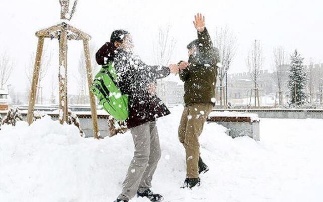Erzurum  <br>  Erzurum Valiliinden yaplan aklamada, olumsuz hava koullar, souk hava ve buzlanma nedeniyle merkez ileler Palandken, Yakutiye ve Aziziye'deki tm okul ncesi, ilkretim, lise ile zel eitim ve retim kurumlarnda eitimin 10 ubat Pazartesi tatil edildii bildirildi.    Aklamada, ayn gn kamu kurum ve kurulularnda alan hamile ve engellilerin de idari izinli olaca kaydedildi.