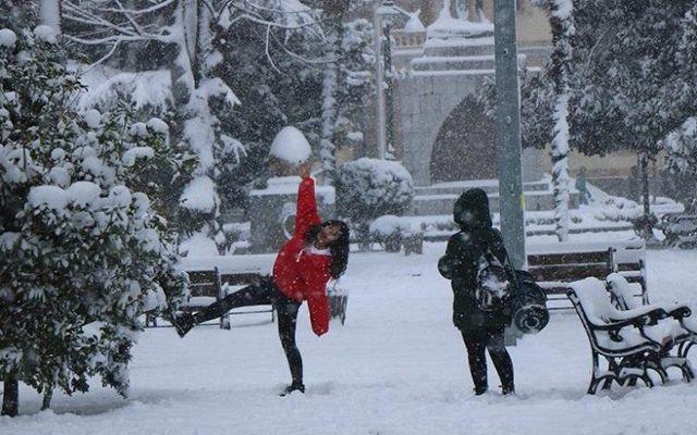 Bursa<br>    Bursa Bykorhan Kaymakamlnn Twitter hesabndan yaplan aklamada, kar ya ve elverisiz hava koullar nedeniyle 10 ubat Pazartesi gn Bykorhan merkez ve mahallelerinde eitime bir gn ara verildii belirtildi.    Aklamada, hamile ve engelli kamu grevlilerinin de idari izinli saylaca duyuruldu.