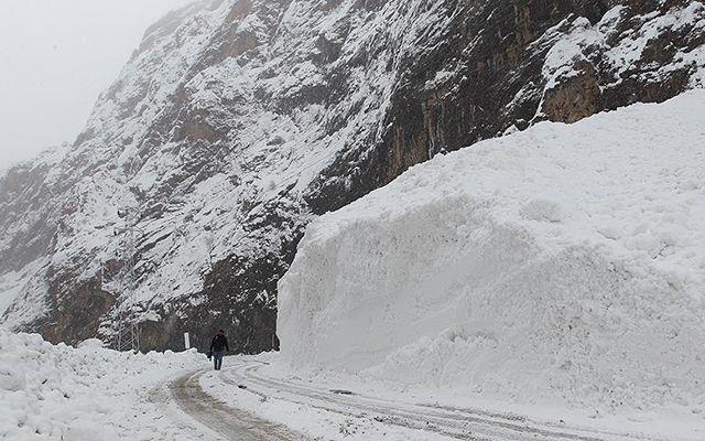 Bartn  <br>  Bartn Valiliinden yaplan aklamada, kentte kar yann aralklarla devam ettii belirtildi.    Aklamada, "Aralklarla devam eden kar ya ve gece saatlerinden itibaren youn buzlanma beklendiinden 10 ubat Pazartesi gn il genelinde ilk ve ortaokullar ile liselerde eitime bir gn sreyle ara verilmitir." ifadesi kullanld.    Ayrca il genelinde kamuda alan ii ve memurlardan engelli ve hamile olan personelin de yarn idari izinli saylaca kaydedildi.