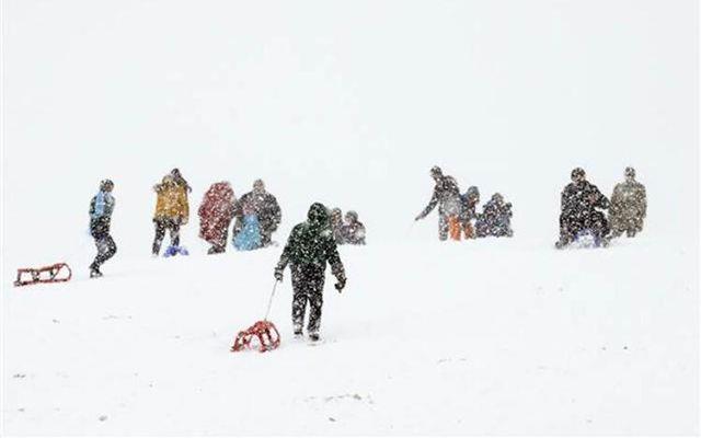 Ordu  <br>  Ordu Valiliinden yaplan yazl aklamada, youn kar ya ve olumsuz hava koullar dolaysyla il genelinde 10 ubat Pazartesi gn, ilk ve orta dereceli okullar, zel eitim ve rehabilitasyon merkezleri ile halk eitim merkezlerinde eitim retime 1 gn ara verildii belirtildi. Aklamada, engelli ve hamile kamu personelin de idari izinli saylaca ifade edildi.