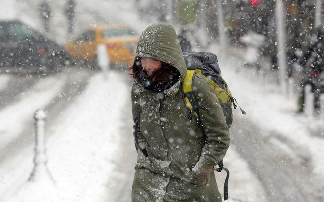 Aksaray  <br>  Aksaray Valiliinden yaplan aklamada, olumsuz hava artlar ve youn kar ya dolaysyla il ve ile merkezleri ile bal tm kylerdeki okullarda eitime ara verildii bildirildi.    Aklamada, engelli ve hamile kamu personelinin idari izinli saylaca belirtildi.