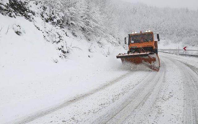 Samsun  <br>  Samsun Valiliinden yaplan aklamada, olumsuz hava artlar ve youn kar ya nedeniyle Asarck, Alaam ve Yakakent ilesinde yarn eitime ara verildii bildirildi.     Aklamada, Samsun genelinde engelli ve hamile kamu personelinin de yarn iin idari izinli saylaca belirtildi.