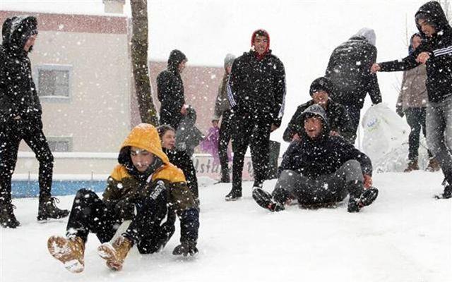 Kayseri  <br>  Kayseri'de Bnyan le Milli Eitim Mdrlnden yaplan yazl aklamada, ile genelinde youn kar yann etkili olduu belirtildi.     Aklamada, kar ya ve olumsuz hava koullar nedeniyle 10 ubat Pazartesi iledeki tm okullarda eitime ara verildii ifade edildi.