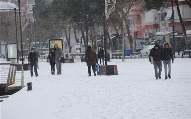 Bitlis<br>    Bitlis'te de olumsuz hava artlar ve youn kar ya nedeniyle il ve ile merkezleri ile bal tm kylerdeki okullarda 10 ubat Pazartesi gn eitime ara verildi.