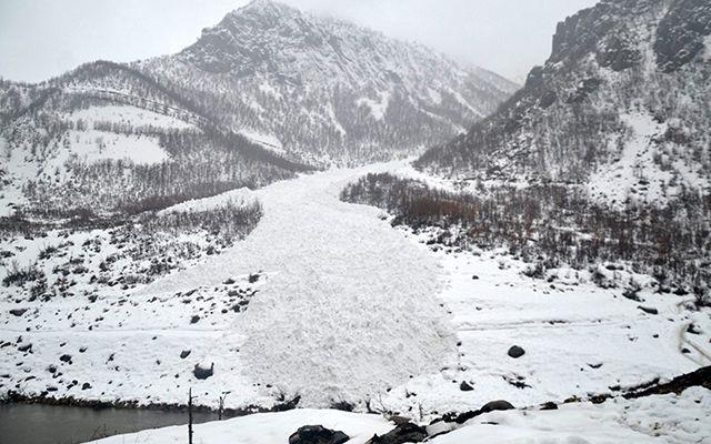 Bartn  <br>  Bartn Valiliinden yaplan aklamada, kentte kar yann aralklarla devam ettii belirtildi.    Aklamada, "Aralklarla devam eden kar ya ve gece saatlerinden itibaren youn buzlanma beklendiinden 10 ubat Pazartesi gn il genelinde ilk ve ortaokullar ile liselerde eitime bir gn sreyle ara verilmitir." ifadesi kullanld.    Ayrca il genelinde kamuda alan ii ve memurlardan engelli ve hamile olan personelin de yarn idari izinli saylaca kaydedildi.