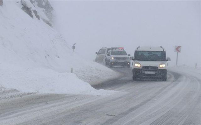 Sivas<br>    Sivas Valiliinden yaplan yazl aklamada, Meteoroloji Mdrlnn hava tahmin raporlarnda bildirilen meteorolojik veriler dorultusunda gece ve yarn gn boyu aralklarla kar yann devam edecei ve kuvvetli buzlanma, don olay ile rzgar beklendii belirtildi.     Bu nedenle rencilerin sal ve ulam gvenlii iin il merkezi ile ilelerinde, Milli Eitim Bakanlna bal resmi-zel rgn ve yaygn eitim kurumlar, zel eitim ile rehabilitasyon merkezleri, zel eitim kurslar ile dier kamu, kurum kurulularna ait kre ve okul ncesi eitim kurumlarnda 10 ubat Pazartesi eitime ara verildii bildirildi.     Aklamada, hamile, engelli, diyaliz hastas, kalp ile bbrek yetmezlii, kanser ve baka kronik ar hastal bulunan kamu personelinin de izinli saylaca aktarld.