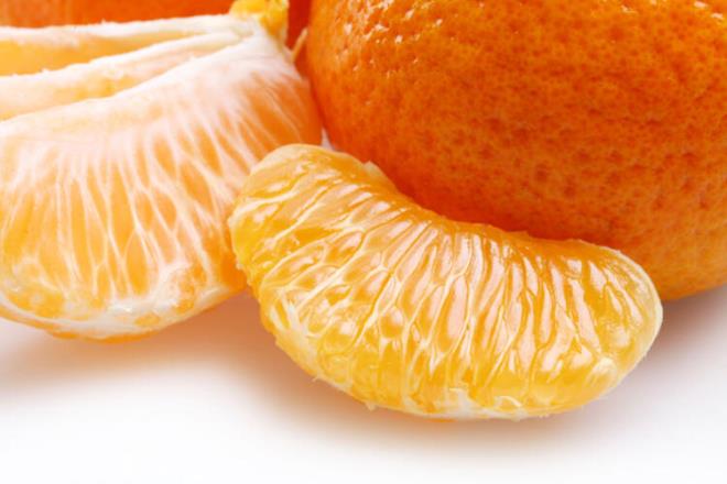 Sigaray brakmak iin doal C vitamini almak gerekiyor<br>  Sigaray brakmaya alrken tketilecek en etkili besinlerden biri portakaldr. C vitamini etkisi ile demir eksikliinin azalmasna ve alkanlklarn dzenlenmesine yardmc olur. Portakal gibi mandalina ve greyfurt da antioksidan etki gstermekte ve ierdii C vitaminiyle vcudun sigaraya olan ihtiyacn azaltmaktadr. nsanlar sigara imekle vcutlarnda en ok C vitamini kaybederler. C vitamini yerine nikotinin doal olmayan elementleri yerleir. Bu sebeple sigaray brakmak iin doal bir ekilde daha fazla C vitamini almak gerekir. Gnde 1 portakal bu konuda yardmc olur.