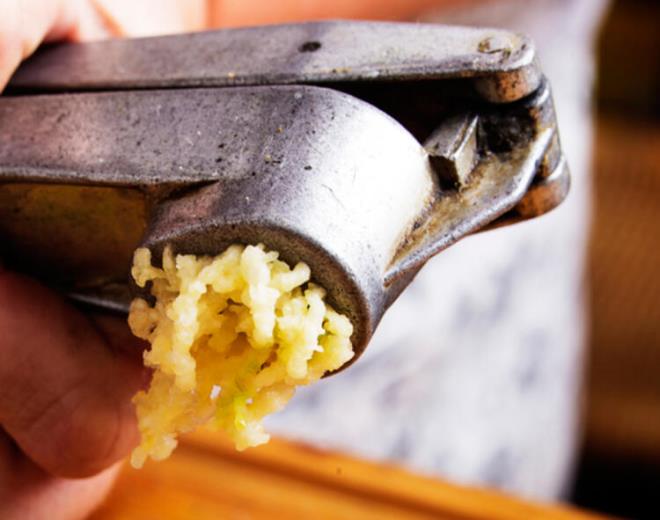 Sarmsak arnma salyor  <br>eriindeki manganez, silisyum, kkrt, slfr bileikleri gibi birok madde ile iyi bir antibiyotik ve antioksidan olan sarmsan dzenli bir ekilde tketilmesi vcuda birok fayda salar. Vcudun arnmasn salayan sarmsak ayn zamanda, sigara ime alkanlna kar savata da yardmcdr.