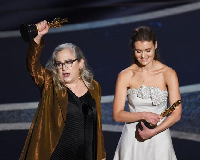 En yi Ksa Belgesel  Kazanan:Learning to Skateboard in a War If You&#8217;re a Girl