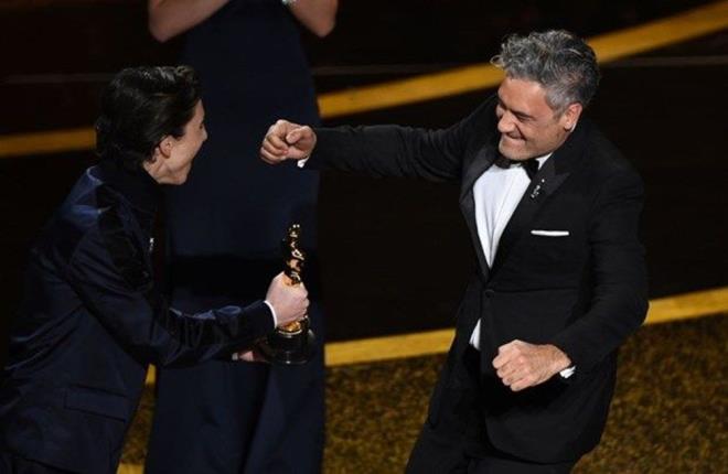 En yi Uyarlama Senaryo<br>  Kazanan: Taika Waititi (Jojo Rabbit)<br>    Dier Oscar Adaylar<br>    Steve Zaillian (The Irishman)  Anthony McCarten (The Two Popes)  Greta Gerwig (Little Women)  Todd Phillips ve Scott Silver (Joker)