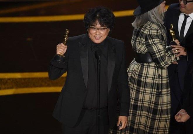 En yi Orijinal Senaryo<br>  Kazanan: Bong Joon Ho ve Han Jin Won (Parasite)<br>    Dier Oscar Adaylar<br>    Rian Johnson (Knives Out)  Noah Baumbach (Marriage Story)  Sam Mendes ve Krysty Wilson-Cairns (1917)  Quentin Tarantino (Once Upon a Time in Hollywood)