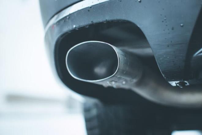 te duman renklerine gre sorunlarSiyah duman: Yanma odasna gereinden fazla yakt gnderilmesinden kaynaklanr. Fazla yaktn yanmamas nedeniyle egzozdan siyah duman kar. Enjektrn fazla yakt gndermesi, oksijen sensrndeki arza siyah dumana sebebiyet verebilir.