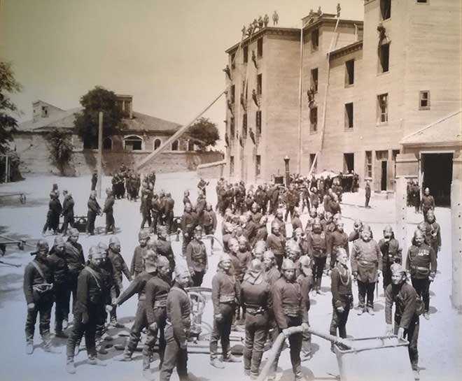 stanbul tfaiye Tekilat Tatbikatta<br>  Sultan II. Abdlhamid dneminde stanbul&#8217;da 10 byk yangn yaand. Yangnlar yznden binlerce ev kl oldu. Sultan yangnlarn nne geebilmek iin tulumbaclar tekilatn kurdu.
