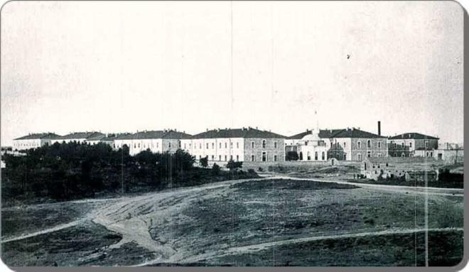 Darlaceze<br>  Darlaceze, 1895 ylnda Sultan II. Abdlhamid tarafndan kuruldu. Burada; din, dil, rk, snf ve cinsiyet fark gzetmeksizin bakma muhta, yal, engelli insanlara, sokaa terk edilmi insanlara hizmet verilmektedir.