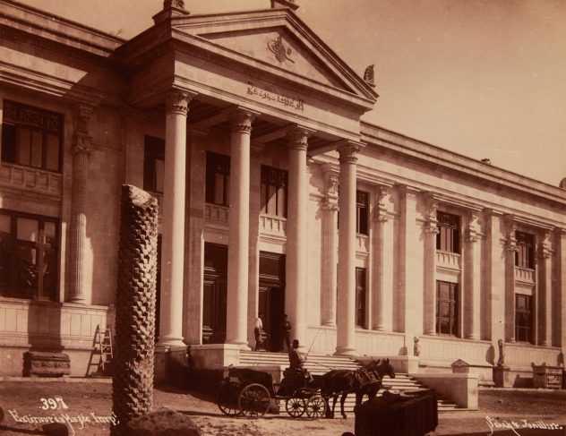 stanbul Arkeoloji Mzesi<br>  Osmanl&#8217;da ilk mze Sultan Abdlmecid dneminde kuruldu, fakat mzecilik alanndaki faaliyet Sultan II. Abdlhamid dneminde balad. Sultan, bugnk stanbul Arkeoloji Mzesini Osman Hamdi Bey&#8217;e kurdurdu.