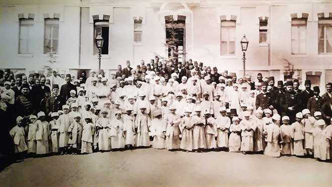 ili Etfal Hastanesi  <br>ili Etfal Hastanesi, Trkiye&#8217;nin ilk ocuk hastanesi olma zelliini de tar. Sultan II. Abdlhamid&#8217;in 7 aylk kz Hatice Sultan 14 ubat 1898 tarihinde difteri hastalndan lr, bunun zerinde sultan Dr. brahim Bey&#8217;i bir ocuk hastanesi kurmakla grevlendirir.