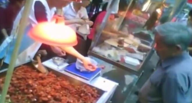 Koronavirsn kaynann yarasalar olduuna inanlsa da, kapatlan hayvan pazarnda yasara satlmamas, virs yarasadan insana tayan baka bir hayvan olabilecei konusunu gndeme getirdi.