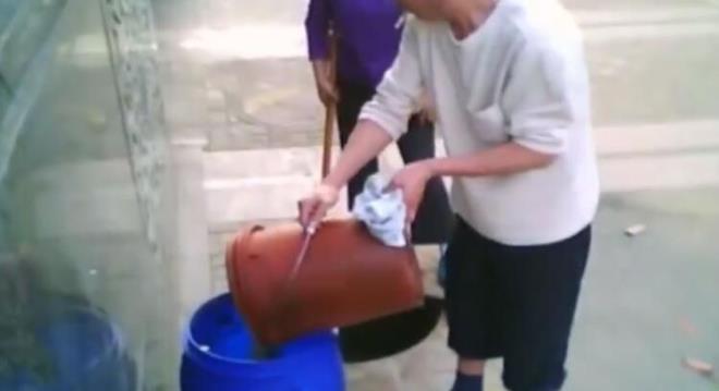 Ar ceza ve yaptrmlara ramen, lkedeki yemeklik yan yzde 10'unun hala kanserojen geri dntrlm atklardan retildii tahmin ediliyor.