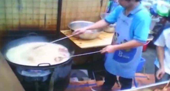 Zhejiang eyaletinde ise 2017 ylnda 10 kii, restoran ve kesimhanelerin yaknndaki kanalizasyonlardan atk yalar ekmeye alrken sust yakalanm ve tutuklanarak hapse atlmt.