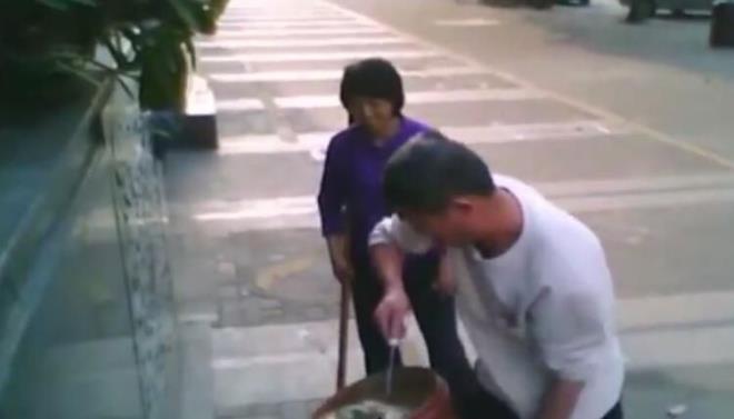 South China Morning Post gazetesi, uzak banliylerdeki kk atlyelerde atk yalarn yeniden ilenerek restoranlara satldn sayfalarna tamt.