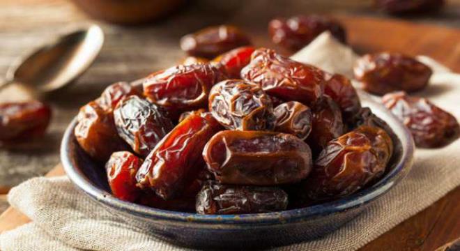 AKCER HASTALIKLARINDA ETKLDR    nk hurma Hz. Meryem'in lousalndaki yiyecei idi. Dekstroz ve frktoz oran yzde 75 ile 87 arasnda deiir. Glikoz yoktur. inde A, C, B1, B2, B3, B6, B9 (folik asit), B12, K, vitaminleri, betakaroten, ayrca oligo element var. A vitamini bilindii zere ok etkili bir anti oksidandr.