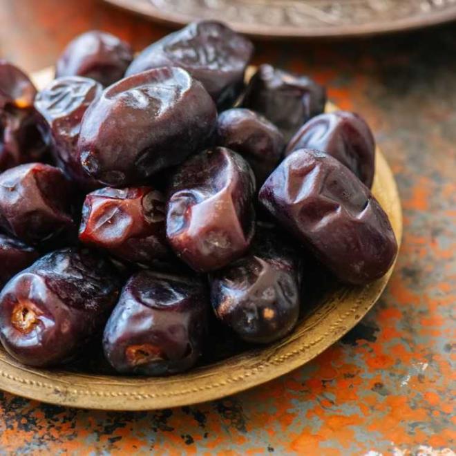 Sodyum, potasyum (Muzdan 2.5 kat daha fazladr), kalsiyum, demir, bakr, manganez, inko, magnezyum, kkrt, klor, fosfor, florin (Dier meyvelerden 4 kat daha fazladr, di eti ve di sal asndan nemlidir.)