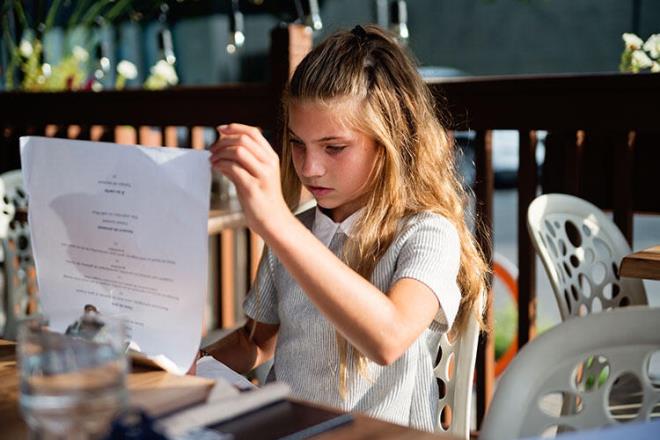 zellikle kalabalk bir restorandaysanz ocuunuzun sipariini de siz verin. nk ocuklarn karar vermesi uzun srer ve syledikleri de tam anlalmayabilir.